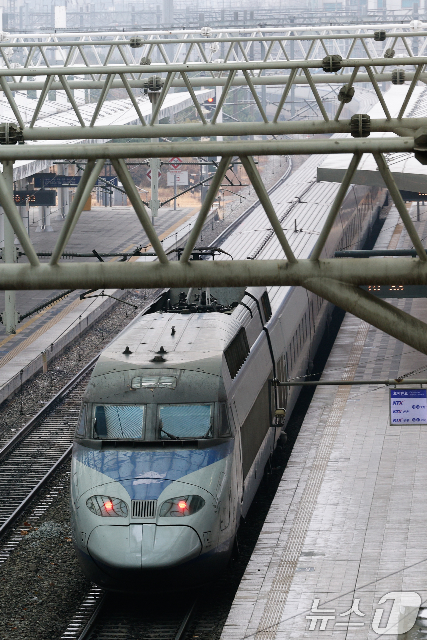 (서울=뉴스1) 안은나 기자 = 철도노조가 코레일과 성과급 정상화 등 노사 잠정 합의로 총파업 유보 결정을 내린 11일 서울역에서 열차가 정상 운행하고 있다. 2025.12.11/ …