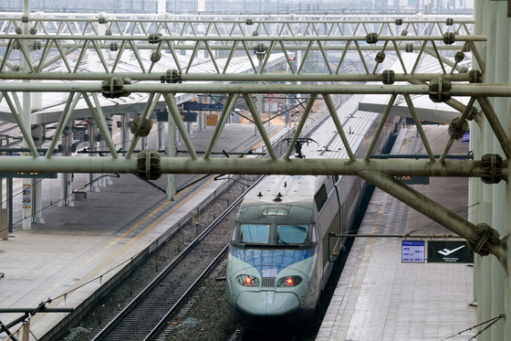 목적지 향하는 KTX