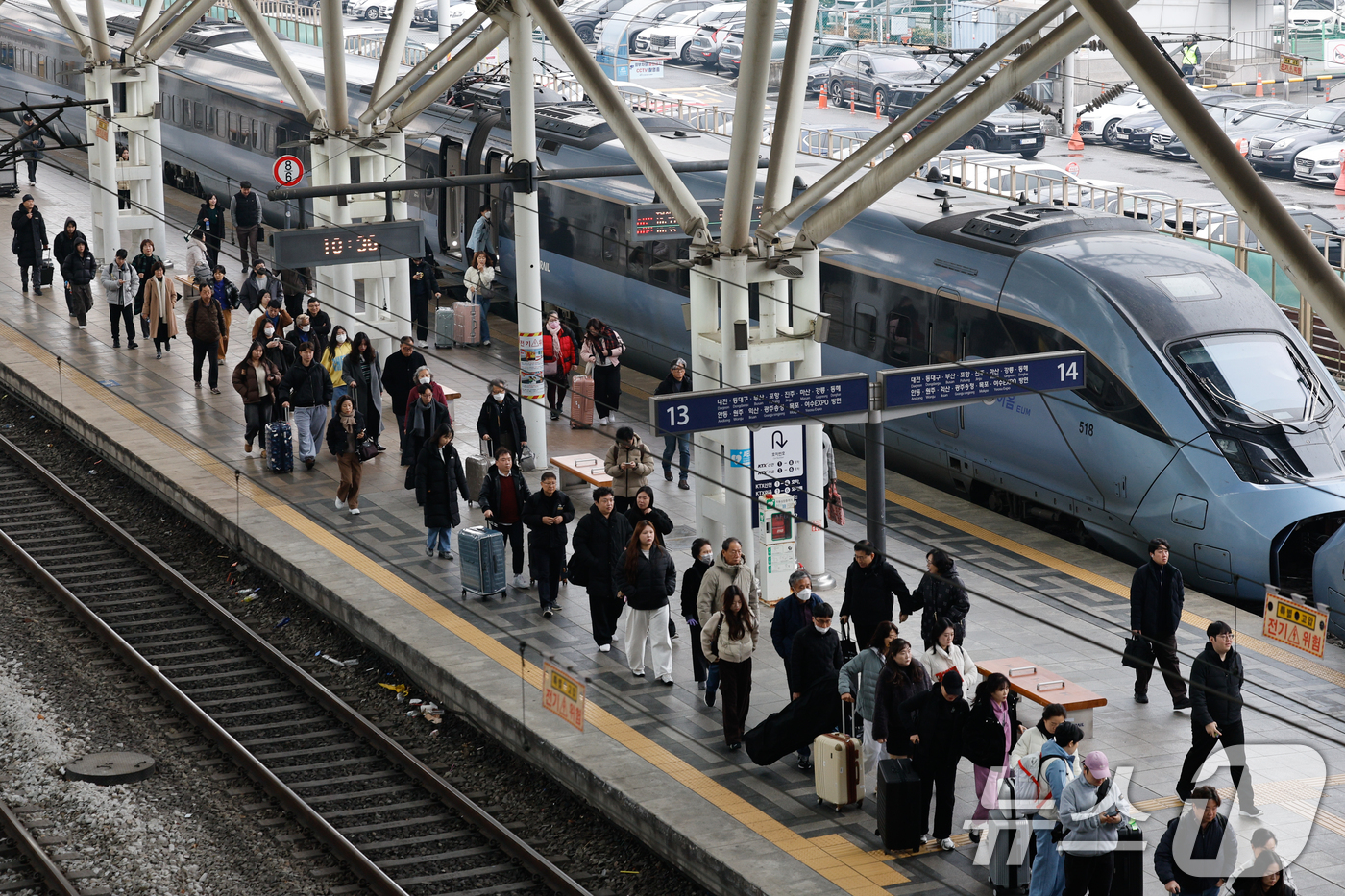(서울=뉴스1) 안은나 기자 = 철도노조가 코레일과 성과급 정상화 등 노사 잠정 합의로 총파업 유보 결정을 내린 11일 서울역에서 열차가 정상 운행, 승객들이 이동하고 있다. 20 …