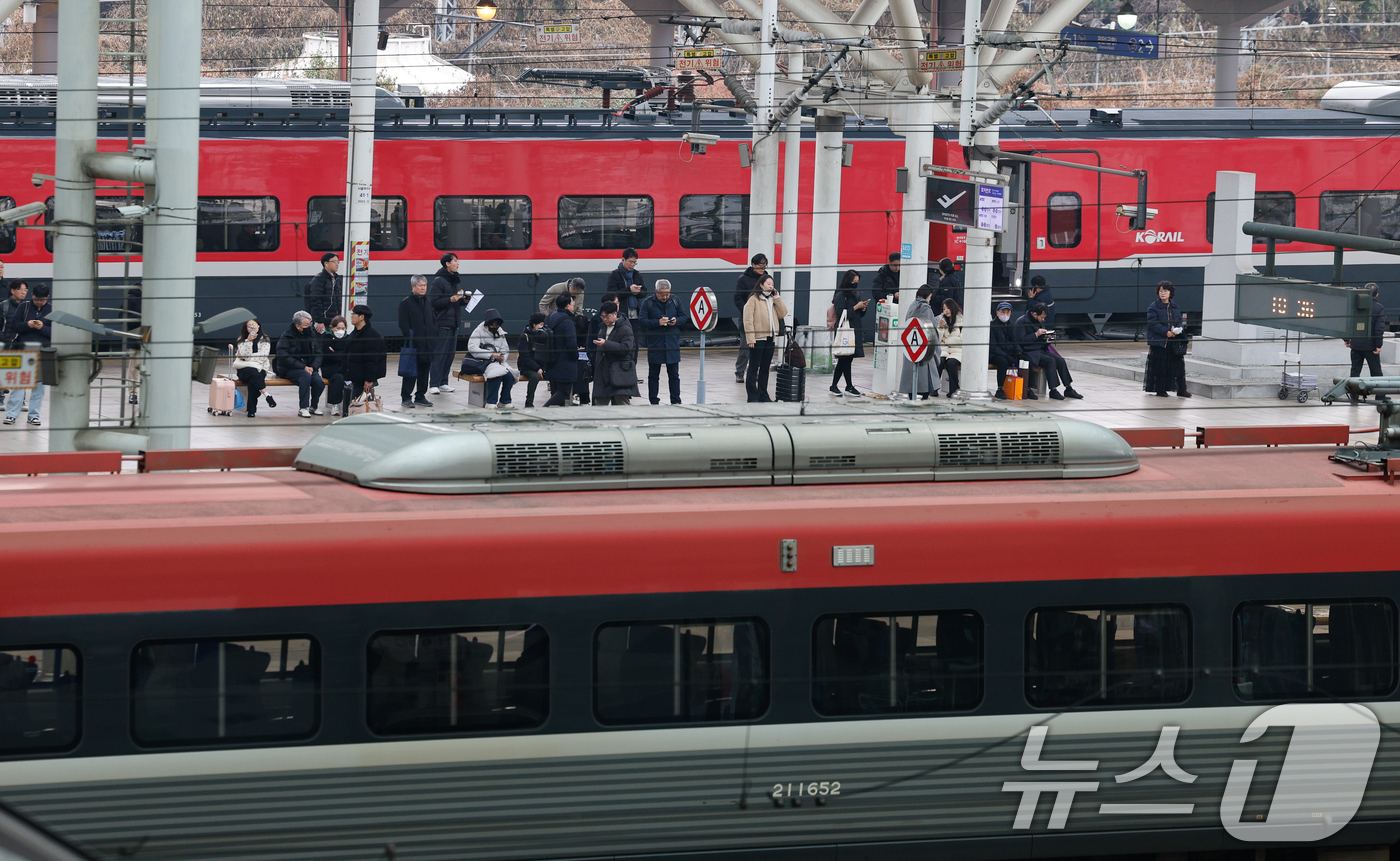 (서울=뉴스1) 안은나 기자 = 철도노조가 코레일과 성과급 정상화 등 노사 잠정 합의로 총파업 유보 결정을 내린 11일 서울역에서 시민들이 열차를 기다리고 있다. 2025.12.1 …