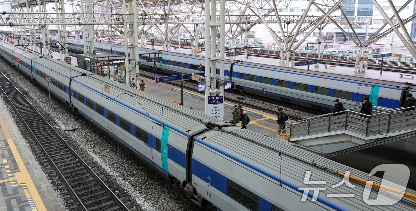 (서울=뉴스1) 안은나 기자 = 철도노조가 코레일과 성과급 정상화 등 노사 잠정 합의로 총파업 유보 결정을 내린 11일 서울역에서 열차가 정상 운행, 승객들이 이동하고 있다. 20 …