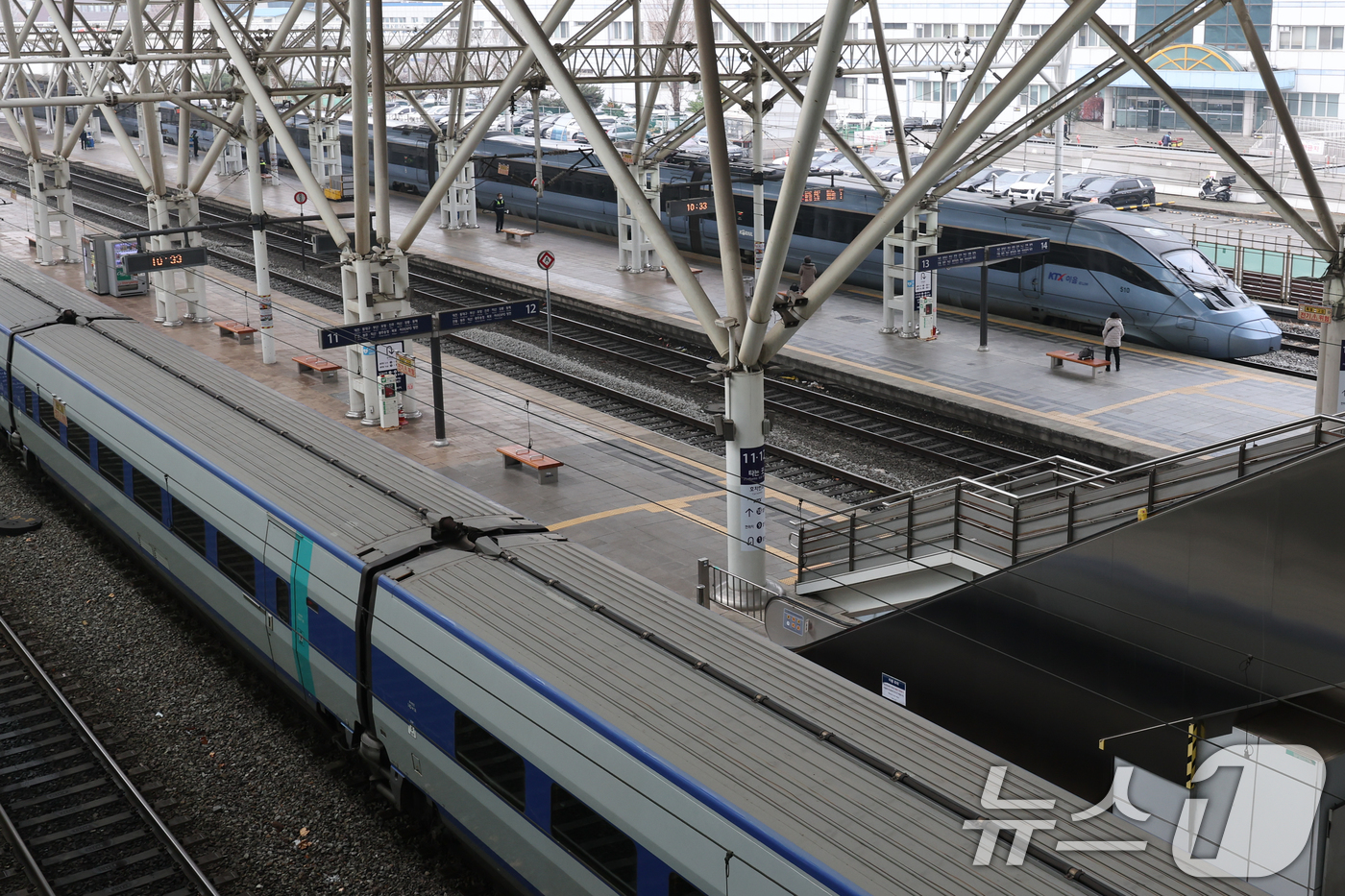 (서울=뉴스1) 안은나 기자 = 철도노조가 코레일과 성과급 정상화 등 노사 잠정 합의로 총파업 유보 결정을 내린 11일 서울역에서 열차가 정상 운행하고 있다. 2025.12.11/ …