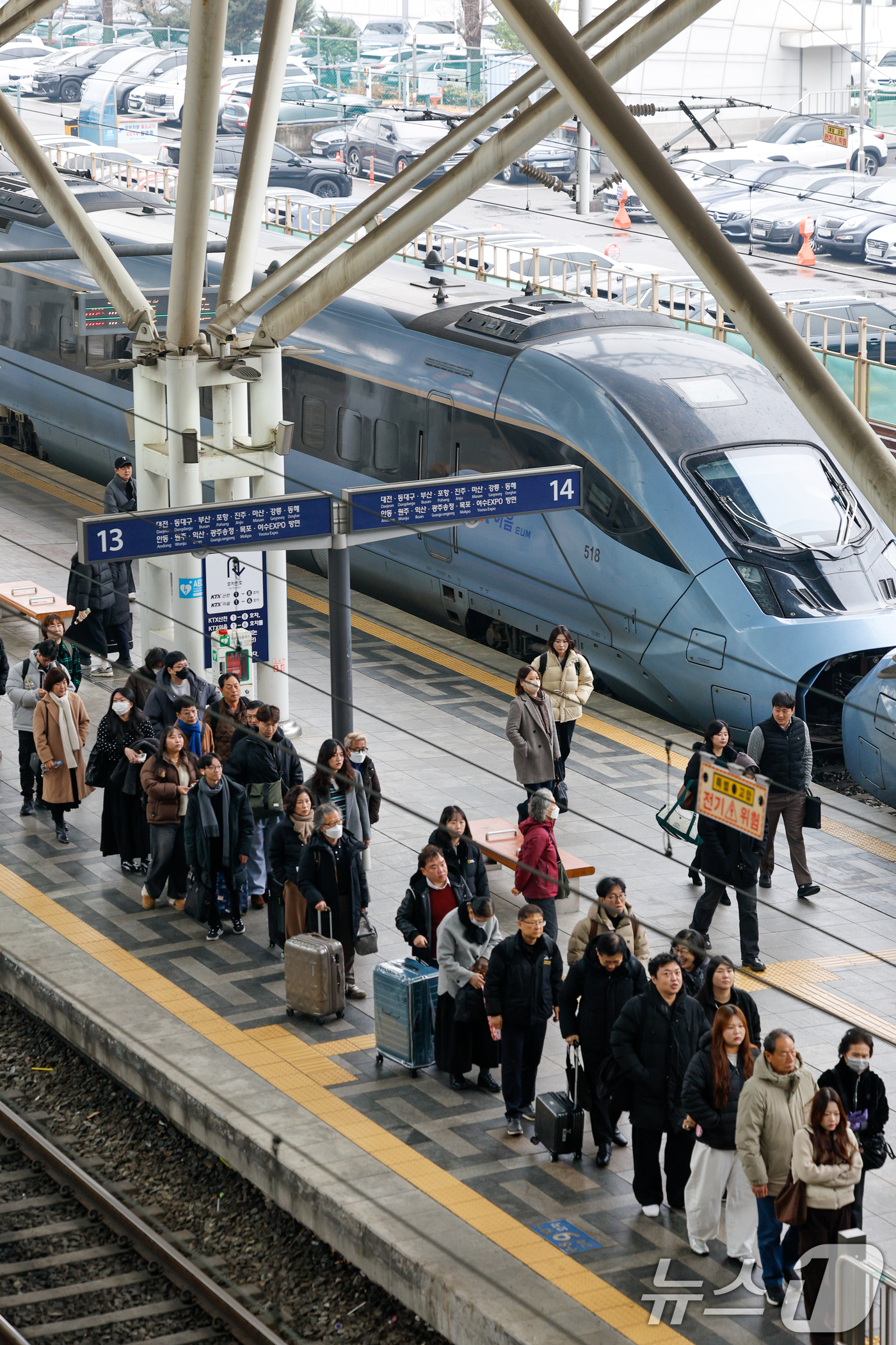 (서울=뉴스1) 안은나 기자 = 철도노조가 코레일과 성과급 정상화 등 노사 잠정 합의로 총파업 유보 결정을 내린 11일 서울역에서 열차가 정상 운행하고 있다. 2025.12.11/ …