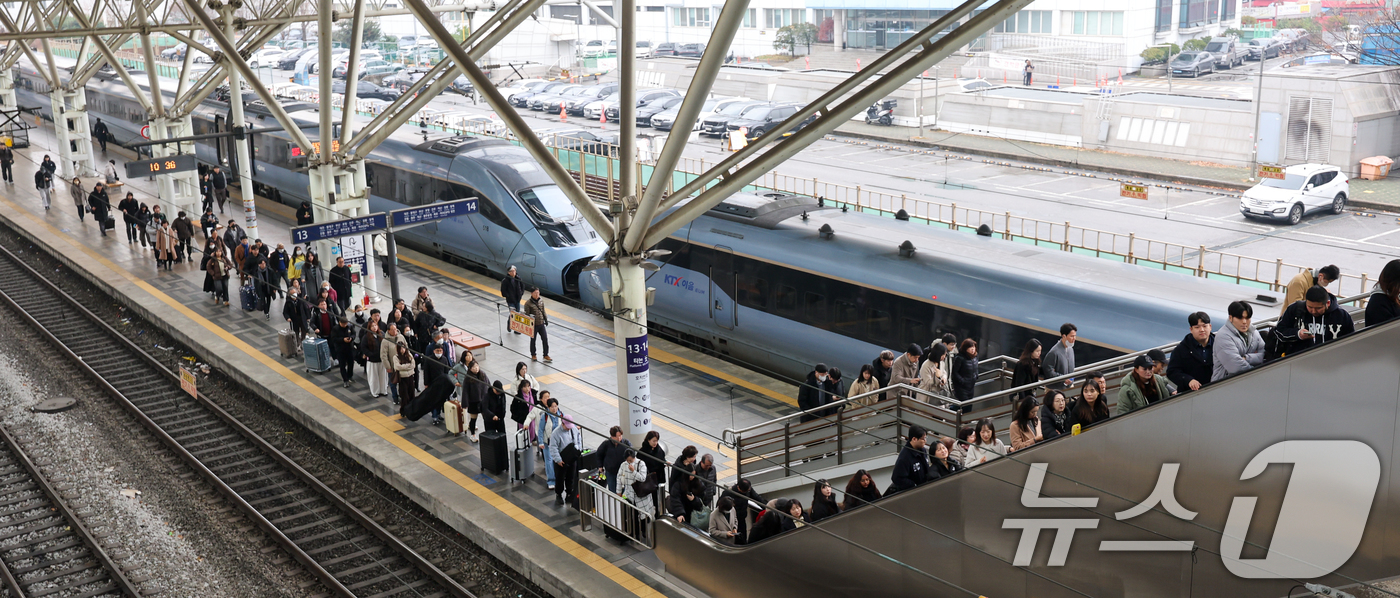 (서울=뉴스1) 안은나 기자 = 철도노조가 코레일과 성과급 정상화 등 노사 잠정 합의로 총파업 유보 결정을 내린 11일 서울역에서 열차가 정상 운행, 승객들이 이동하고 있다. 20 …