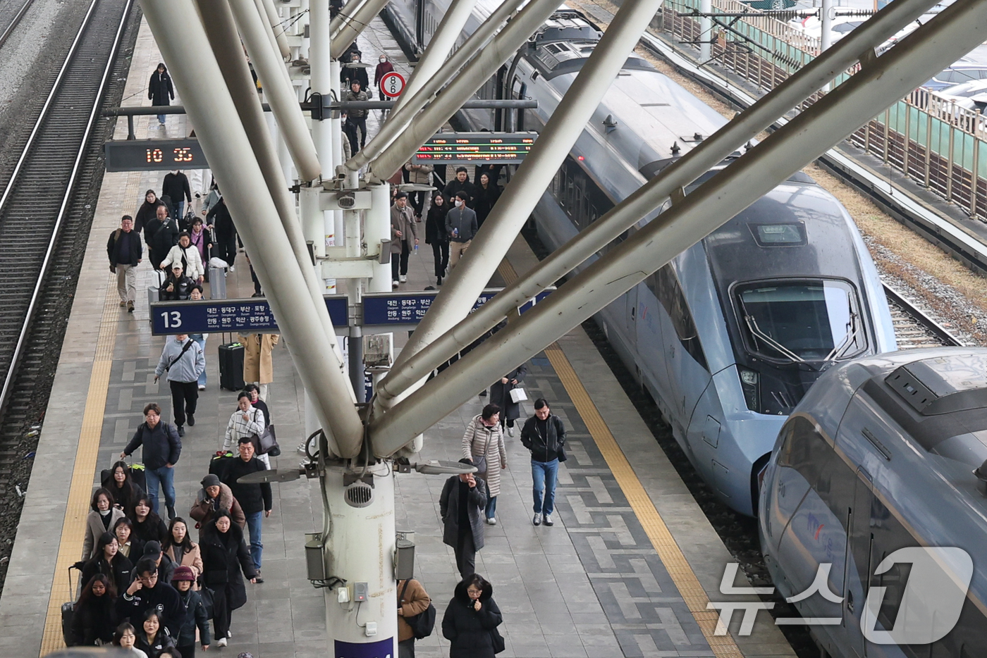 (서울=뉴스1) 안은나 기자 = 철도노조가 코레일과 성과급 정상화 등 노사 잠정 합의로 총파업 유보 결정을 내린 11일 서울역에서 열차가 정상 운행, 승객들이 이동하고 있다. 20 …