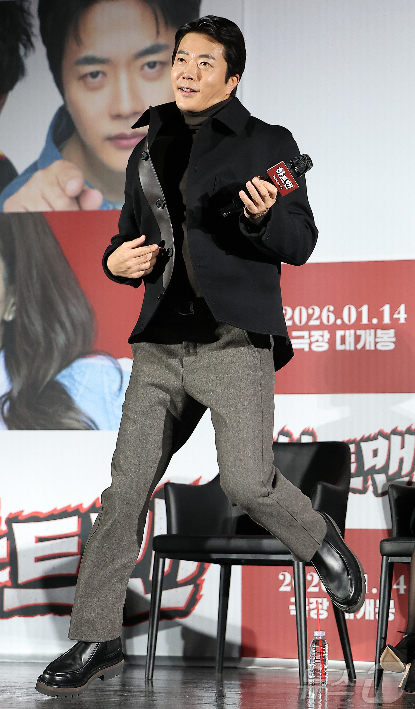 (서울=뉴스1) 김진환 기자 = 배우 권상우가 11일 오전 서울 광진구 롯데시네마 건대입구에서 열린 영화 ‘하트맨’ 제작보고회에 참석해 음악에 맞춰 춤을 추고 있다.‘하트맨’은 돌 …