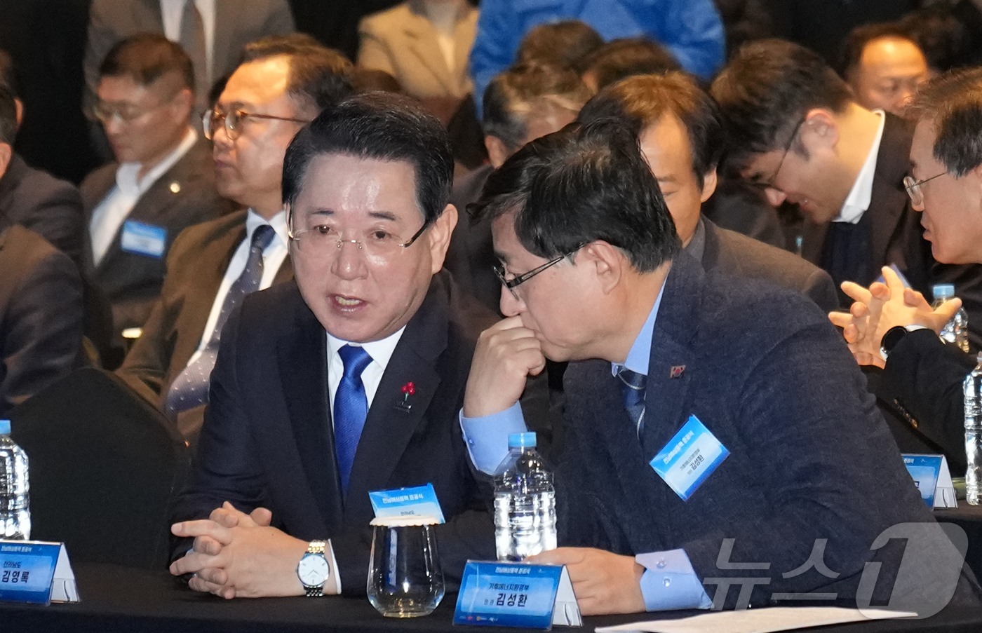 (무안=뉴스1) 전원 기자 = 김영록 전라남도지사가 11일 신안 라마다호텔&씨원리조트에서 열린 ‘SK E&S 전남해상풍력1단지(96MW) 준공식’에 참석해 김성환 기후에너지환경부 …