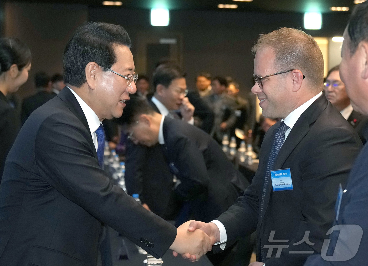 (무안=뉴스1) 전원 기자 = 김영록 전라남도지사가 11일 신안 라마다호텔&씨원리조트에서 열린 ‘SK E&S 전남해상풍력1단지(96MW) 준공식’에서 참석자들과 인사를 나누고 있다 …