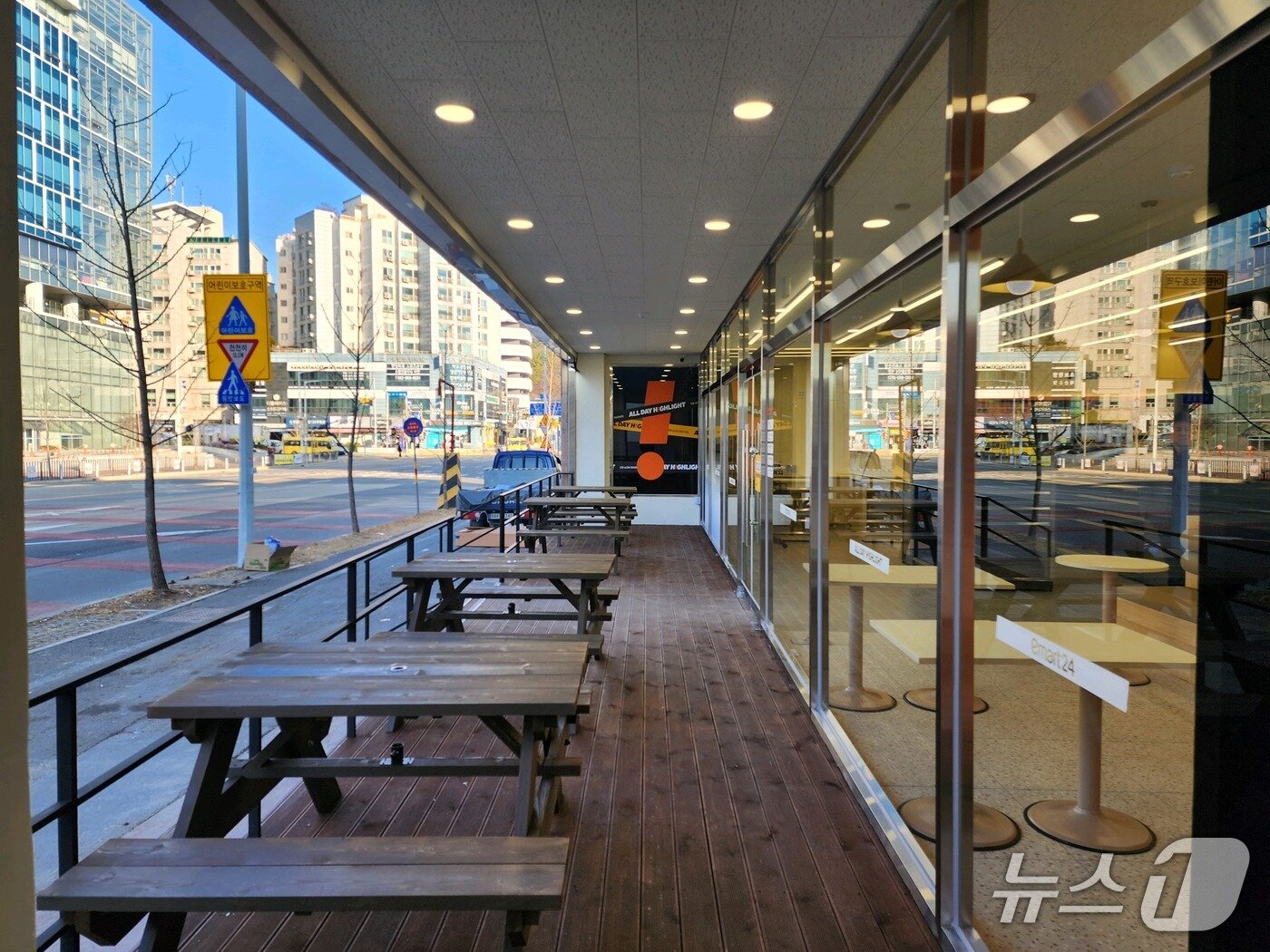 본문 이미지 - 이마트24가 대전 유성구 도룡동에 프로토타입 매장 ‘대전 도룡프리미엄점’을 오픈했다.&#40;이마트24 제공. 재판매 및 DB금지&#41;/뉴스1