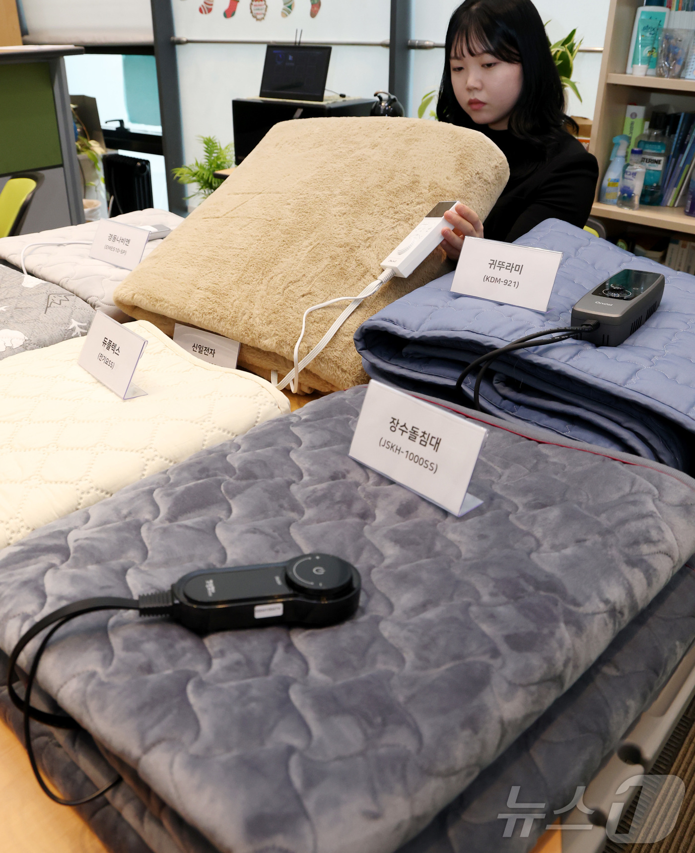 (세종=뉴스1) 김기남 기자 = 11일 세종시 정부세종청사 공정거래위원회에서 한국소비자원 관계자가 탄소매트 10개 제품의 품질, 안전성 등에 대한 시험 평가 내용을 설명하고 있다 …