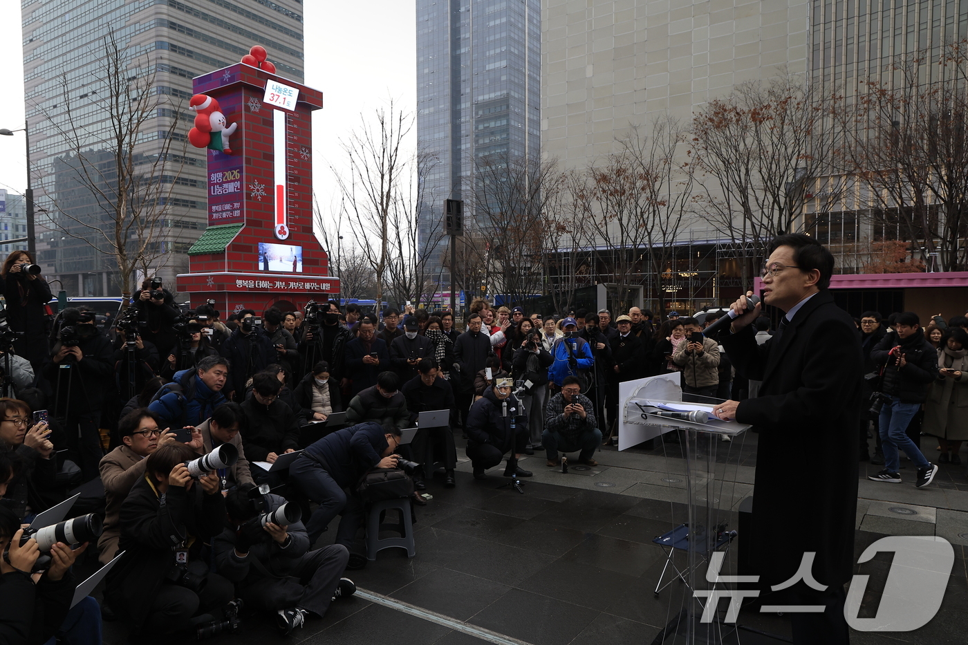 (서울=뉴스1) 박정호 기자 = 박주민 더불어민주당 의원이 11일 오전 서울 광화문 광장에서 서울시장 출마를 선언하고 있다. 2025.12.11/뉴스1