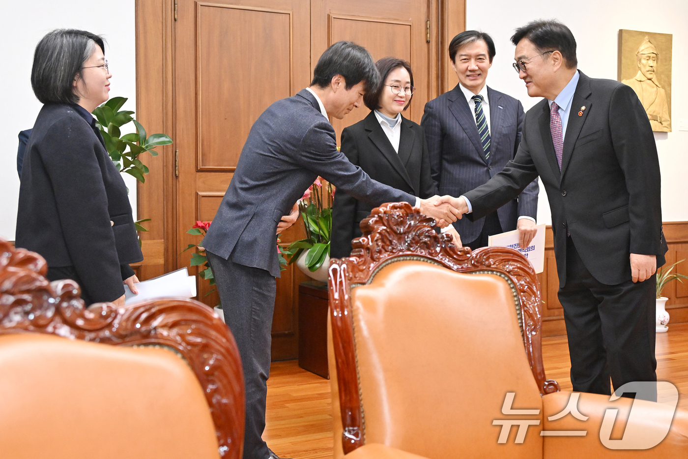 (서울=뉴스1) 이승배 기자 = 우원식 국회의장이 11일 서울 여의도 국회 의장실에서 열린 '개혁진보4당 정치개혁 연석회의 면담'에서 야4당 대표들을 맞이하고 있다.왼쪽부터 용해인 …