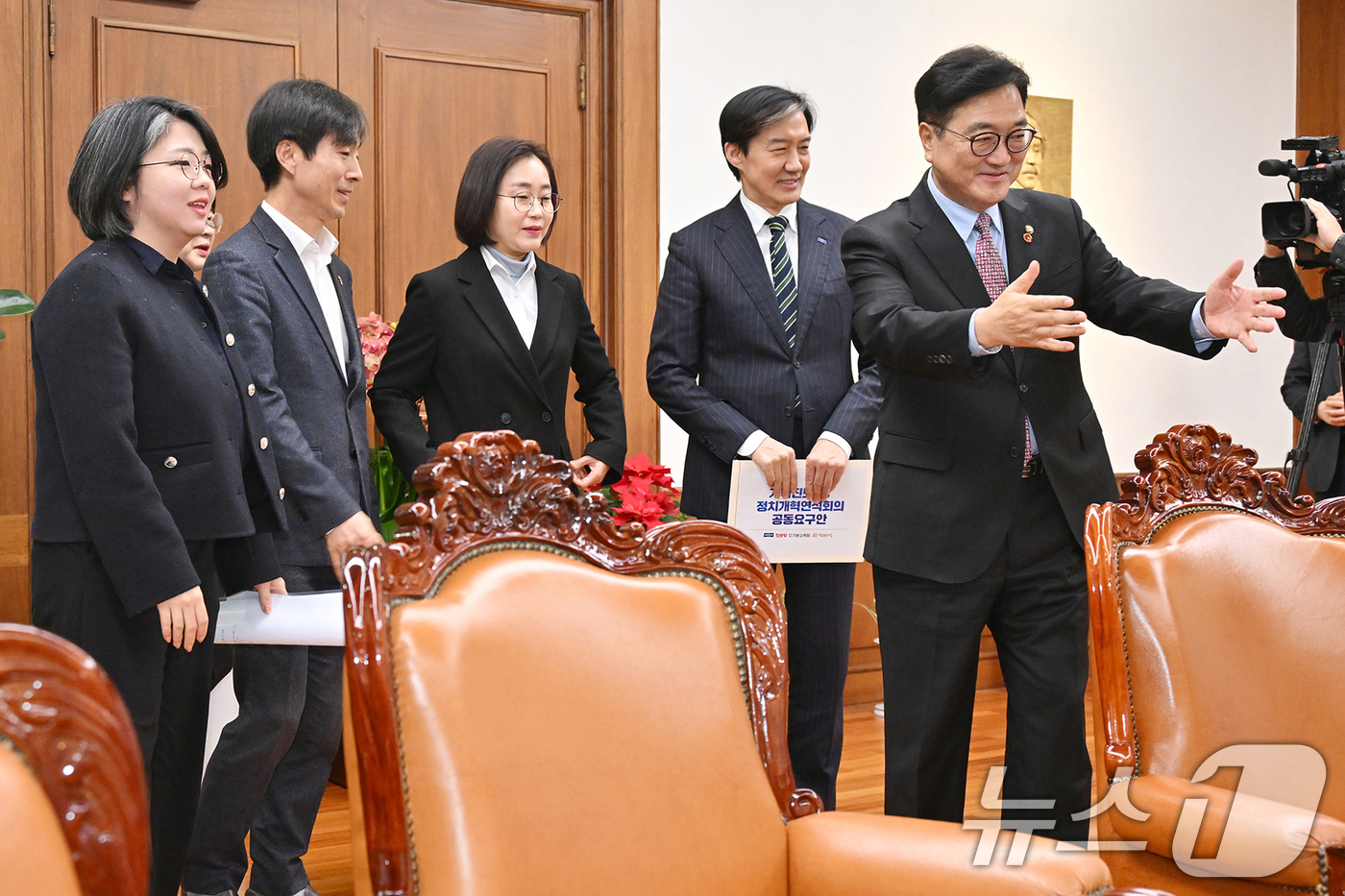 (서울=뉴스1) 이승배 기자 = 우원식 국회의장이 11일 서울 여의도 국회 의장실에서 열린 '개혁진보4당 정치개혁 연석회의 면담'에서 야4당 대표들을 맞이하고 있다.왼쪽부터 용해인 …