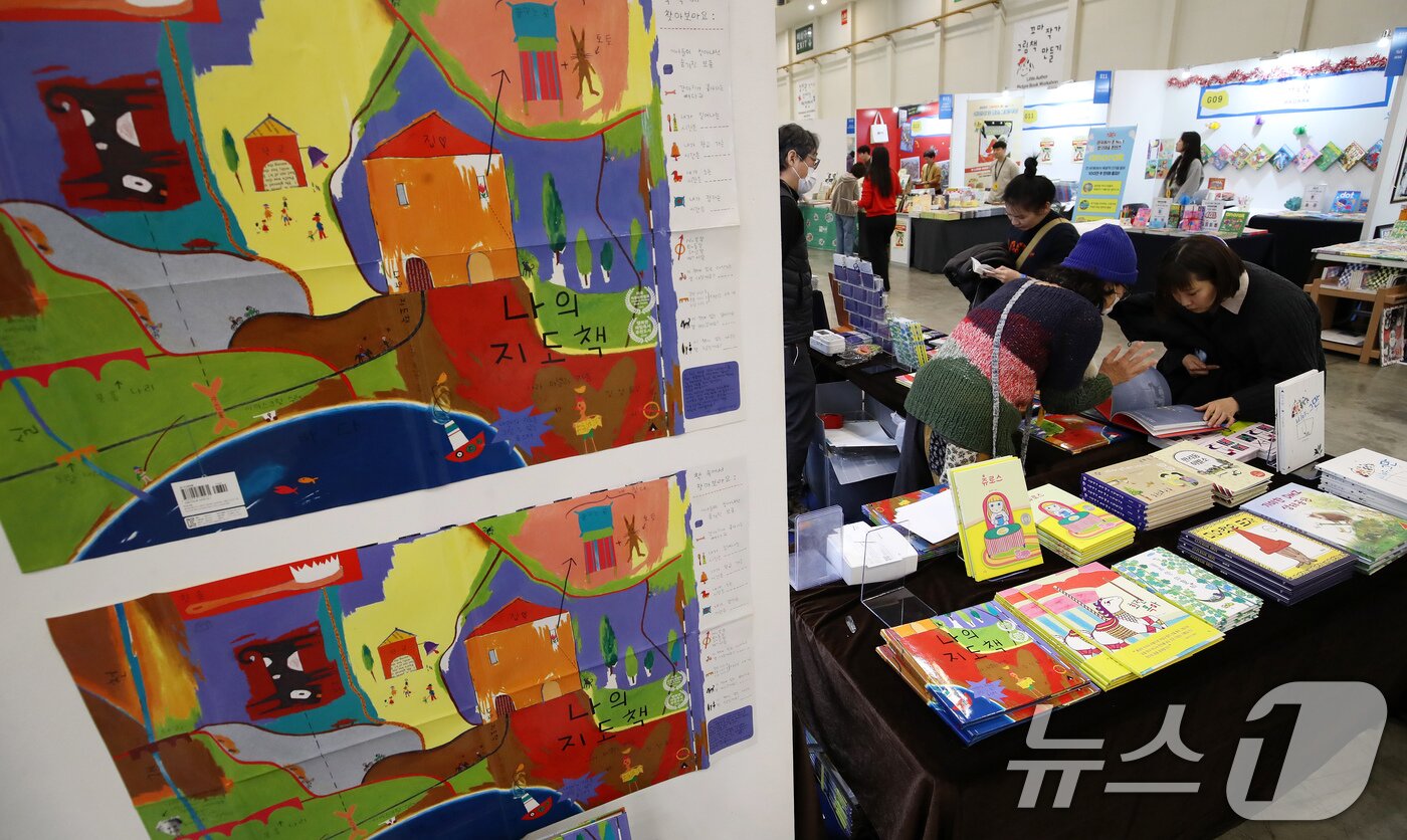 본문 이미지 - 11일 부산 해운대구 벡스코 제1전시장에서 열린 '2025 부산국제아동도서전'에서 외국인들이 다양한 책을 살펴보고 있다. 2025.12.11/뉴스1 ⓒ News1 윤일지 기자