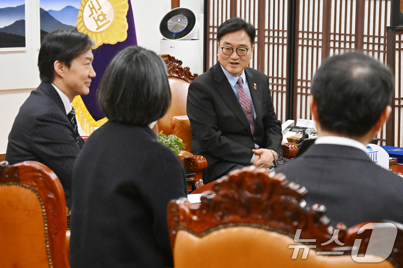 (서울=뉴스1) 이승배 기자 = 우원식 국회의장이 11일 서울 여의도 국회 의장집무실에서 열린 개혁진보 4당 정치개혁 연석회의 면담에서 인사말하고 있다. (공동취재) 2025.12 …