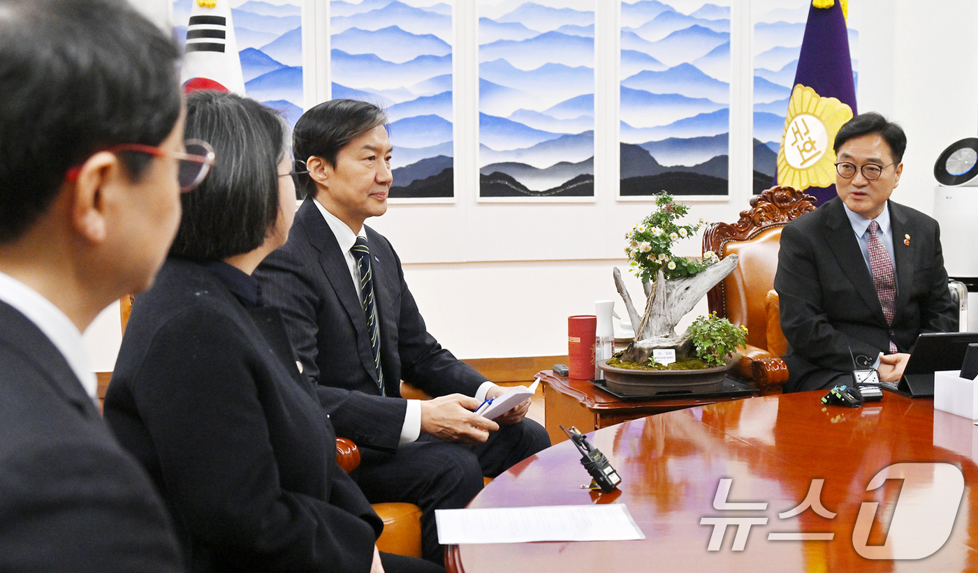 (서울=뉴스1) 이승배 기자 = 우원식 국회의장이 11일 서울 여의도 국회 의장집무실에서 열린 개혁진보 4당 정치개혁 연석회의 면담에서 인사말하고 있다. (공동취재) 2025.12 …