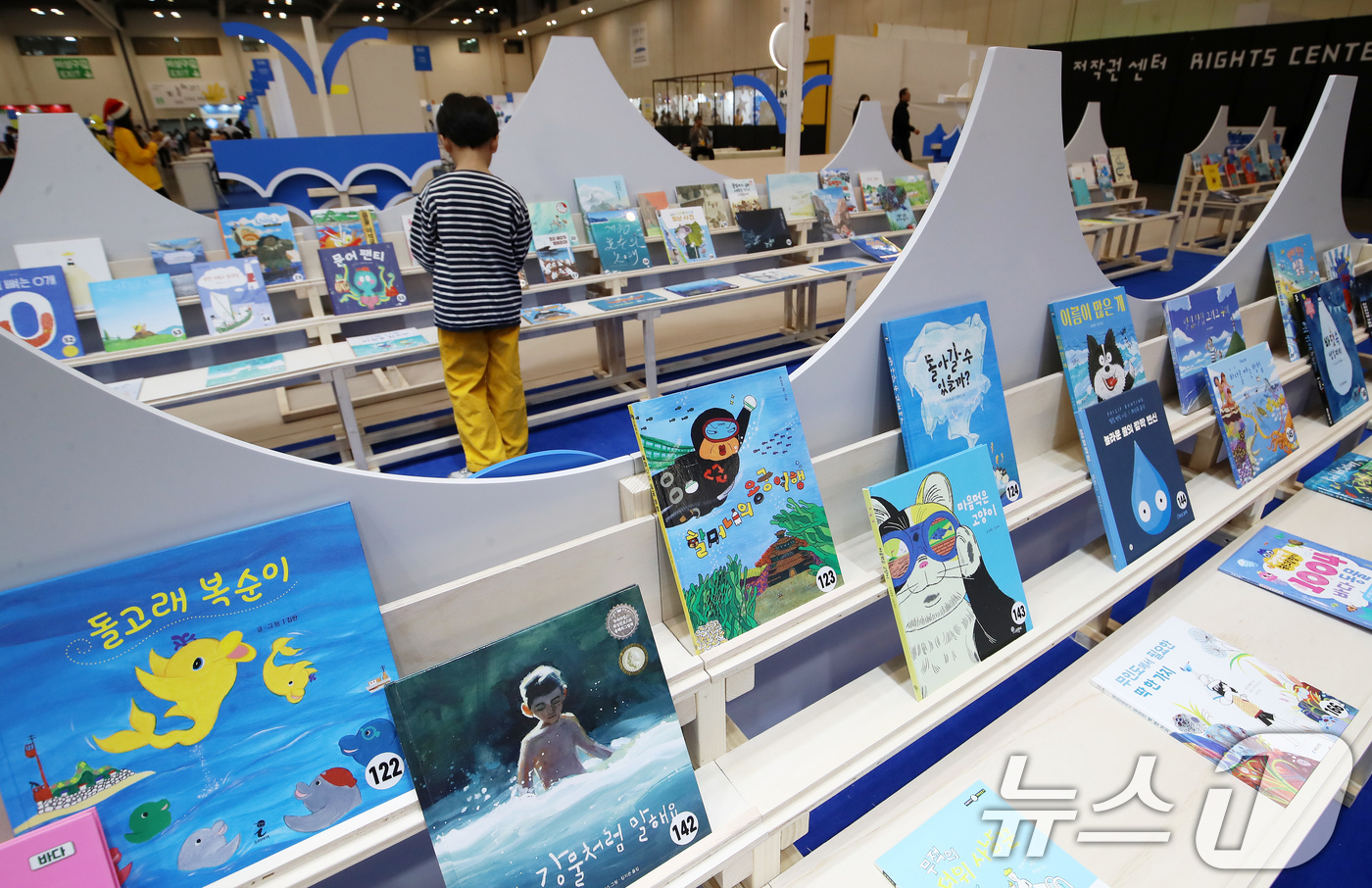 (부산=뉴스1) 윤일지 기자 = 11일 부산 해운대구 벡스코 제1전시장에서 열린 '2025 부산국제아동도서전'에서 어린이가 주제전시를 살펴보고 있다.오는 14일까지 열리는 부산국제 …