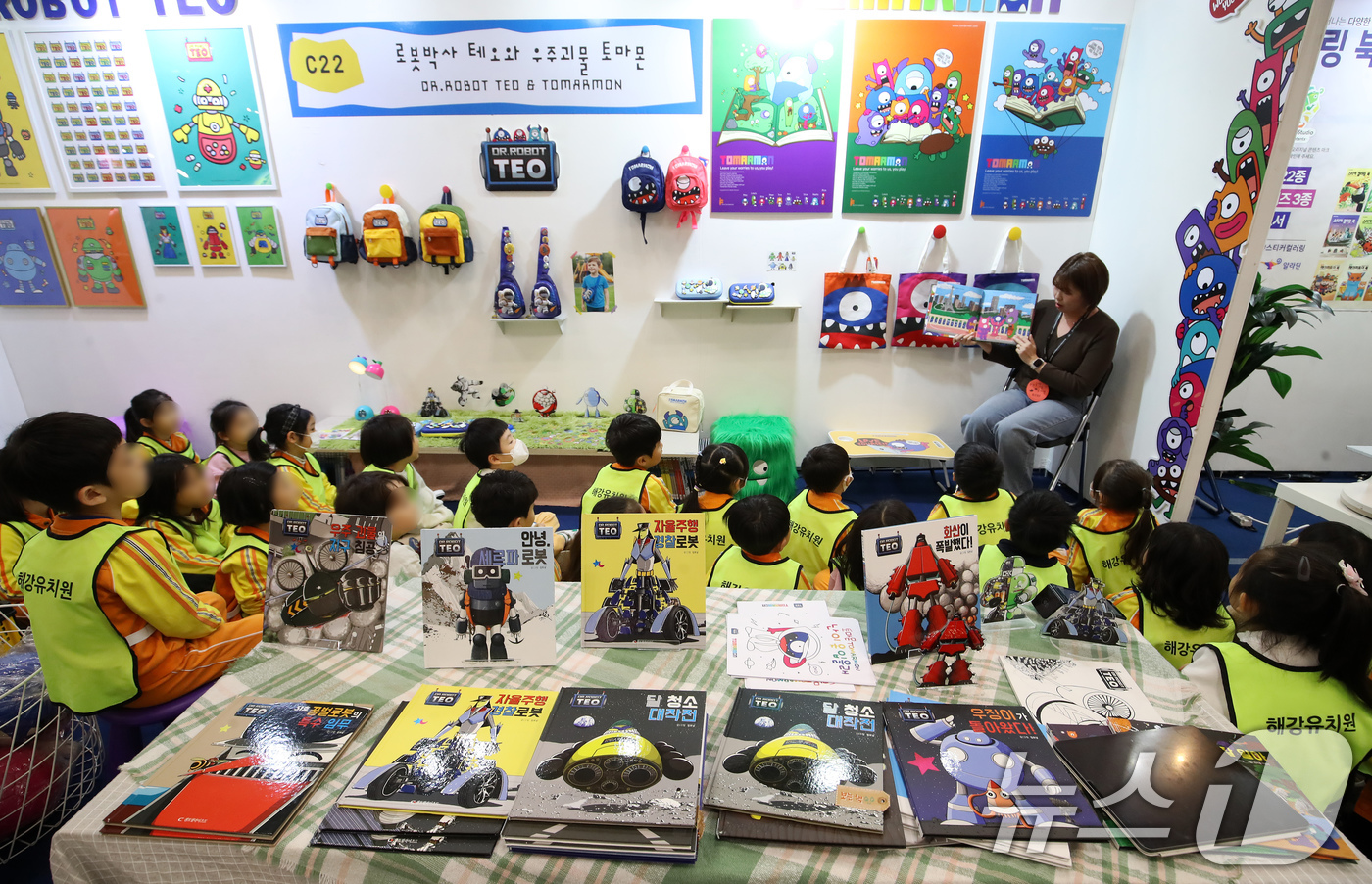 (부산=뉴스1) 윤일지 기자 = 11일 부산 해운대구 벡스코 제1전시장에서 열린 '2025 부산국제아동도서전'에서 어린이들이 다양한 책을 살펴보고 있다.오는 14일까지 열리는 부산 …