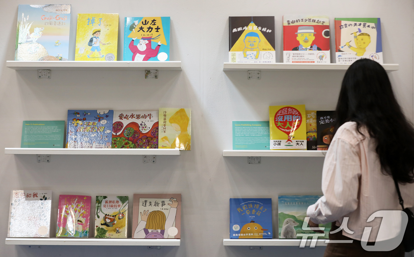 (부산=뉴스1) 윤일지 기자 = 11일 부산 해운대구 벡스코 제1전시장에서 열린 '2025 부산국제아동도서전'에서 시민이 다양한 책을 살펴보고 있다.오는 14일까지 열리는 부산국제 …