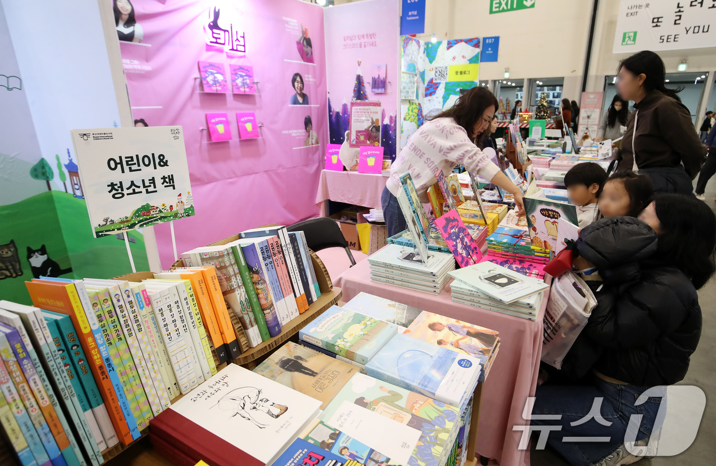 (부산=뉴스1) 윤일지 기자 = 11일 부산 해운대구 벡스코 제1전시장에서 열린 '2025 부산국제아동도서전'에서 시민들이 다양한 책을 살펴보고 있다.오는 14일까지 열리는 부산국 …
