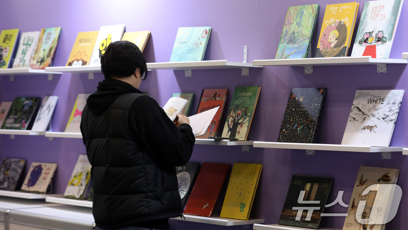 (부산=뉴스1) 윤일지 기자 = 11일 부산 해운대구 벡스코 제1전시장에서 열린 '2025 부산국제아동도서전'에서 시민이 다양한 책을 살펴보고 있다.오는 14일까지 열리는 부산국제 …