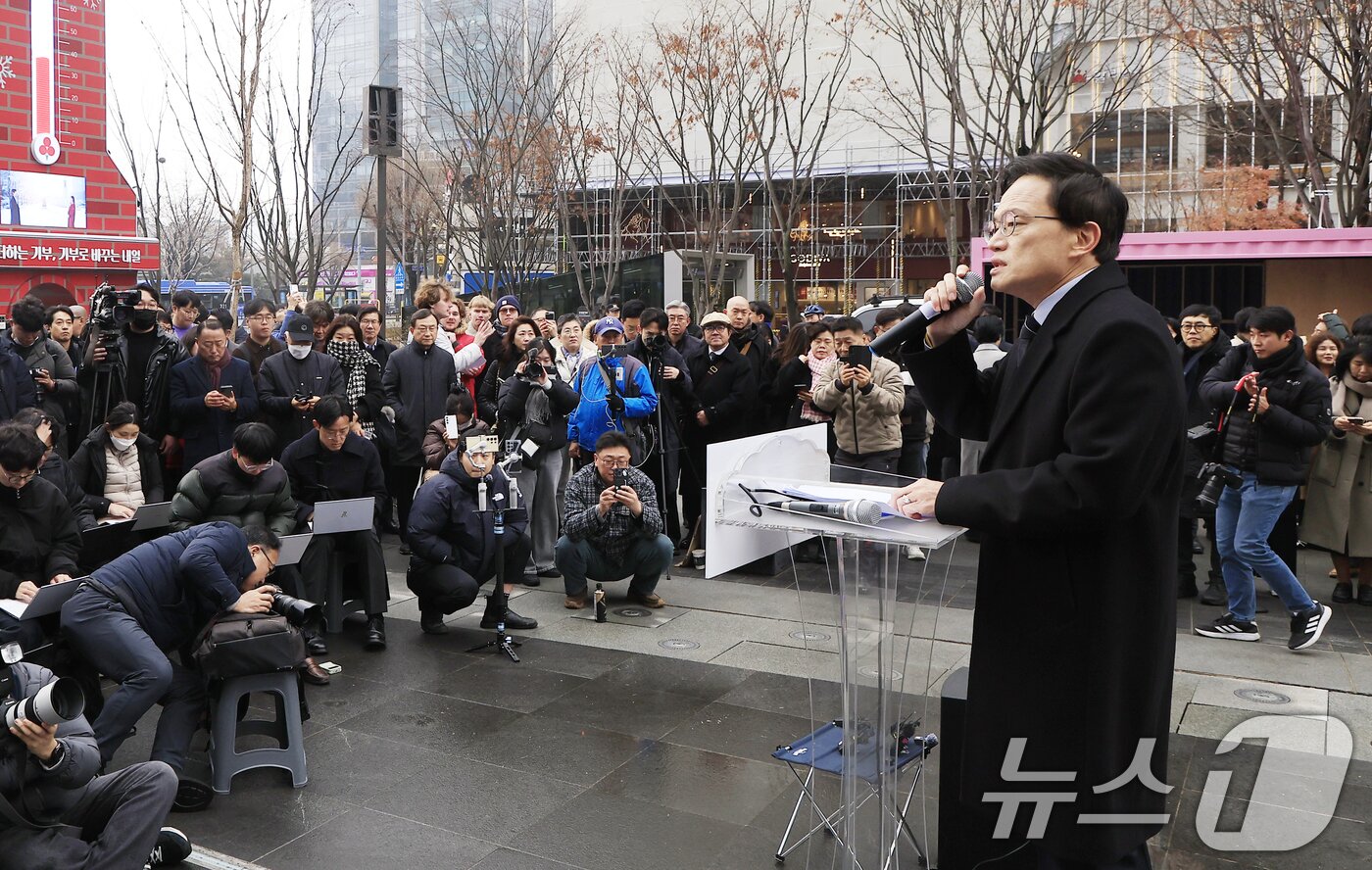 본문 이미지 - 박주민 더불어민주당 의원이 11일 오전 서울 광화문 광장에서 서울시장 출마를 선언하고 있다. 2025.12.11/뉴스1 ⓒ News1 박정호 기자