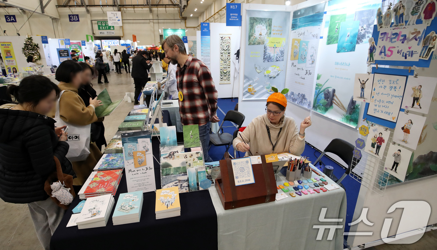 (부산=뉴스1) 윤일지 기자 = 11일 부산 해운대구 벡스코 제1전시장에서 열린 '2025 부산국제아동도서전'에서 시민들이 다양한 책을 살펴보고 있다.오는 14일까지 열리는 부산국 …
