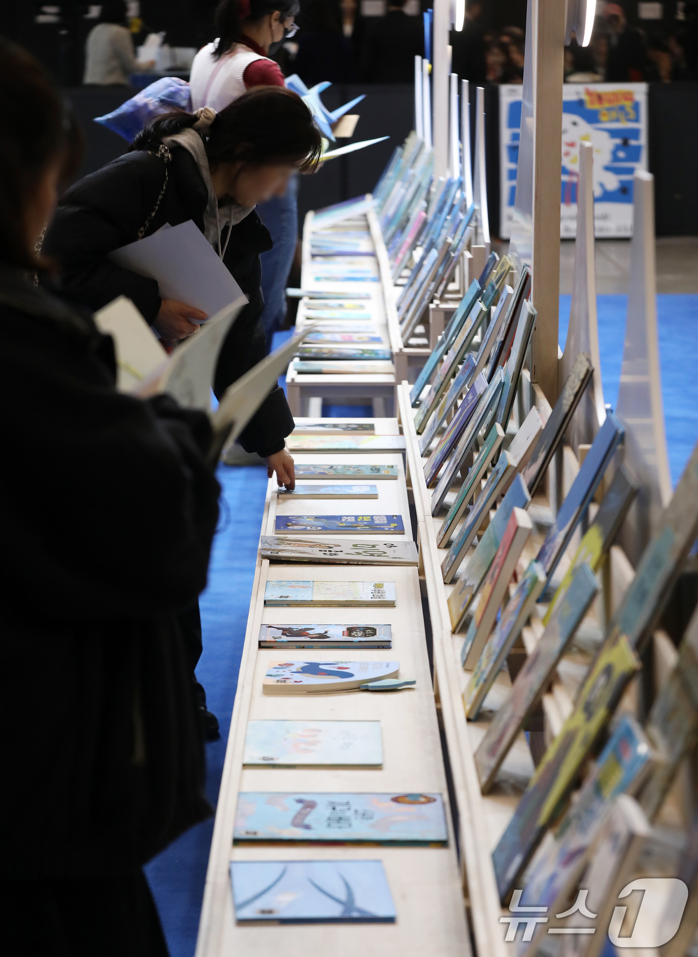 (부산=뉴스1) 윤일지 기자 = 11일 부산 해운대구 벡스코 제1전시장에서 열린 '2025 부산국제아동도서전'에서 시민들이 주제전시를 살펴보고 있다.오는 14일까지 열리는 부산국제 …