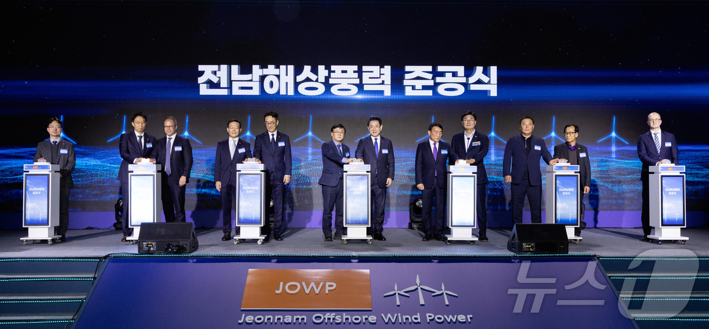 (서울=뉴스1) = 김성환 기후에너지환경부 장관이 11일 전남 신안군 소재 라마다프라자 호텔에서 열린 '전남 해상풍력 1단지 준공식'에 참석해 김영록 전남지사 등 참석자들과 함께 …