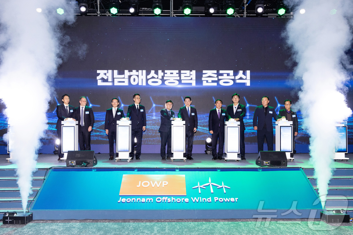 (서울=뉴스1) = 김성환 기후에너지환경부 장관이 11일 전남 신안군 소재 라마다프라자 호텔에서 열린 '전남 해상풍력 1단지 준공식'에 참석해 김영록 전남지사 등 참석자들과 함께 …