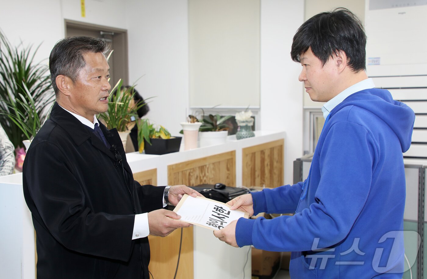 본문 이미지 - 김명호 진보당 제주도당 위원장&#40;왼쪽&#41;이 11일 오전 제주시 이도2동 더불어민주당 제주도당을 방문해 4·3 당시 강경진압을 주도한 고&#40;故&#41; 박진경 대령에 대한 국가유공자 지정 취소를 촉구하는 항의서한을 전달하고 있다. 2025.12.11/뉴스1 ⓒ News1 오미란 기자