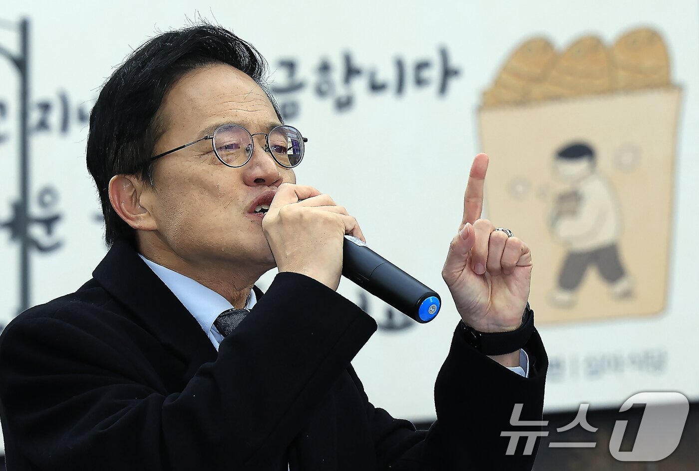 본문 이미지 - 박주민 더불어민주당 의원이 11일 오전 서울 광화문 광장에서 서울시장 출마를 선언하고 있다. 2025.12.11/뉴스1 ⓒ News1 박정호 기자