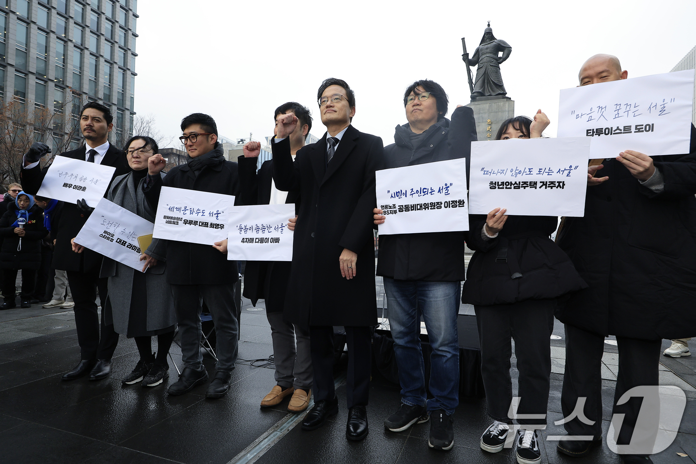 (서울=뉴스1) 박정호 기자 = 박주민 더불어민주당 의원이 11일 오전 서울 광화문 광장에서 서울시장 출마를 선언을 마친 뒤 찬조 연설을 해준 각 분야 시민들과 기념 촬영을 하고 …