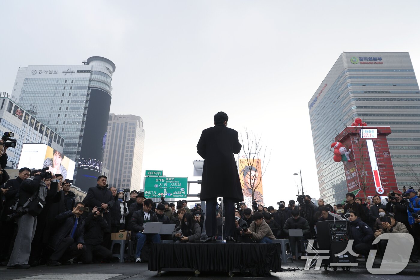 본문 이미지 - 박주민 더불어민주당 의원이 11일 오전 서울 광화문 광장에서 서울시장 출마를 선언하고 있다. 2025.12.11/뉴스1 ⓒ News1 박정호 기자