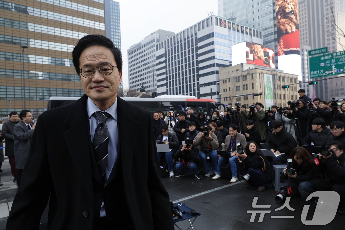 본문 이미지 - 박주민 더불어민주당 의원이 11일 오전 서울 광화문 광장에서 서울시장 출마를 선언을 마친 뒤 단상에서 내려오고 있다. 2025.12.11/뉴스1 ⓒ News1 박정호 기자