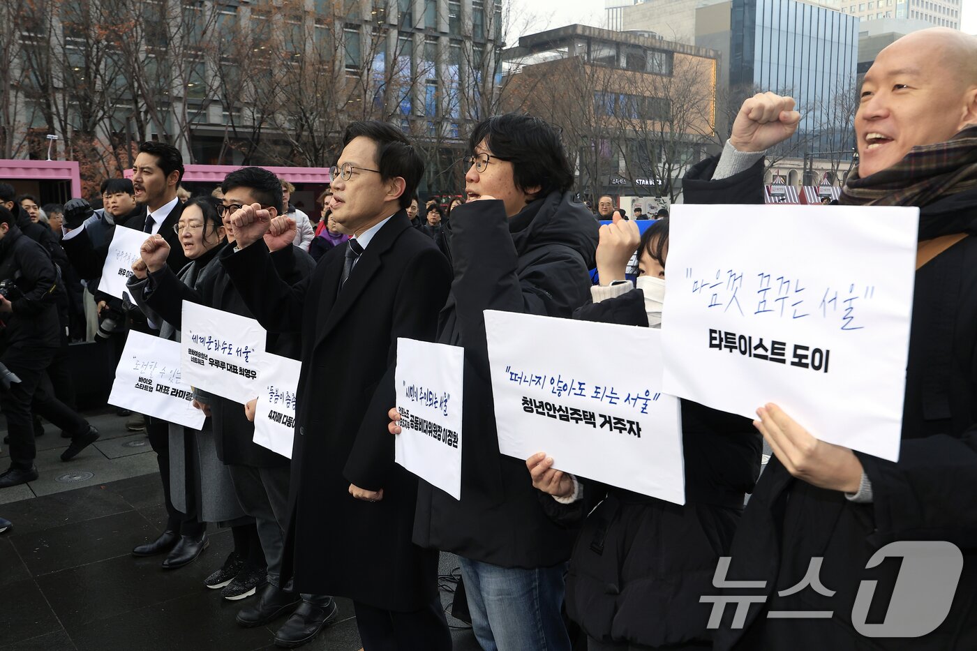본문 이미지 - 박주민 더불어민주당 의원이 11일 오전 서울 광화문 광장에서 서울시장 출마를 선언을 마친 뒤 찬조 연설을 해준 각 분야 시민들과 기념 촬영을 하고 있다. 2025.12.11/뉴스1 ⓒ News1 박정호 기자