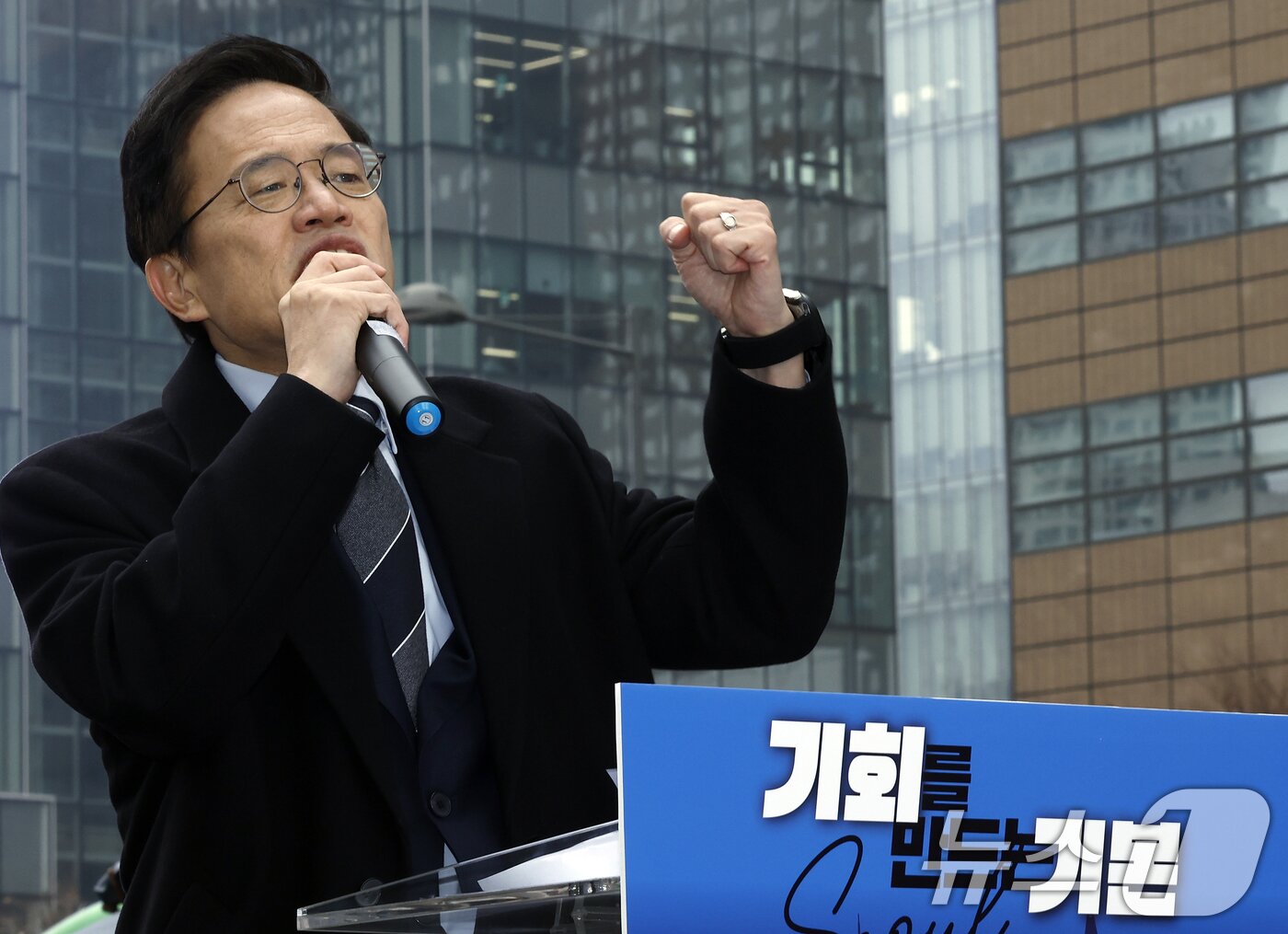 본문 이미지 - 박주민 더불어민주당 의원이 11일 오전 서울 광화문 광장에서 서울시장 출마를 선언하고 있다. 2025.12.11/뉴스1 ⓒ News1 박정호 기자