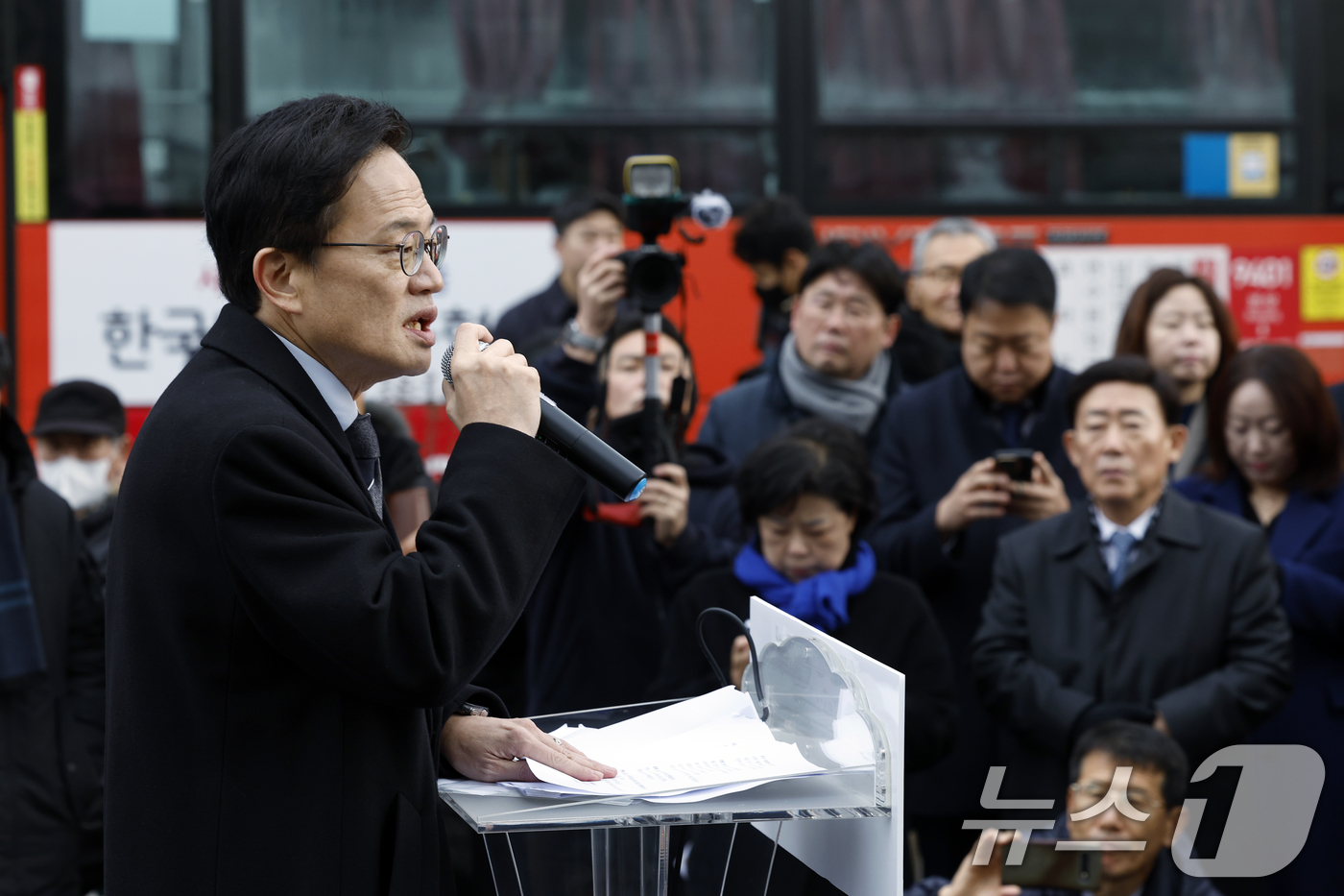 (서울=뉴스1) 박정호 기자 = 박주민 더불어민주당 의원이 11일 오전 서울 광화문 광장에서 서울시장 출마를 선언하고 있다.  2025.12.11/뉴스1