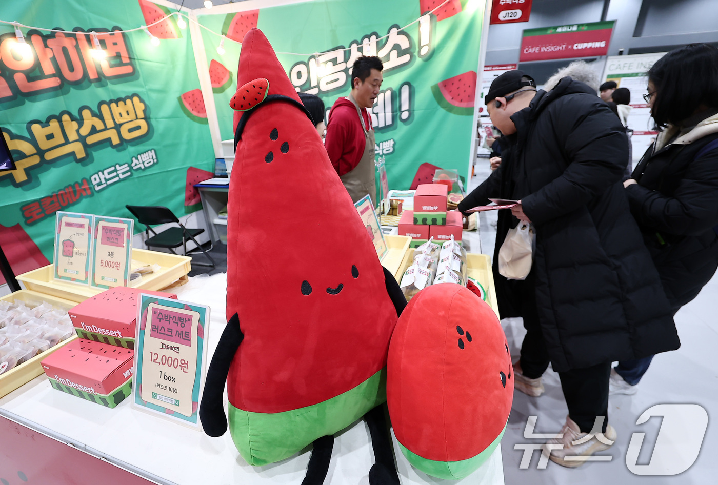 (서울=뉴스1) 김성진 기자 = 11일 서울 강서구 코엑스 마곡에서 열린 2025 서울 카페&베이커리 페어 in 마곡을 찾은 관람객들이 전시장을 둘러보고 있다. 2025.12.11 …