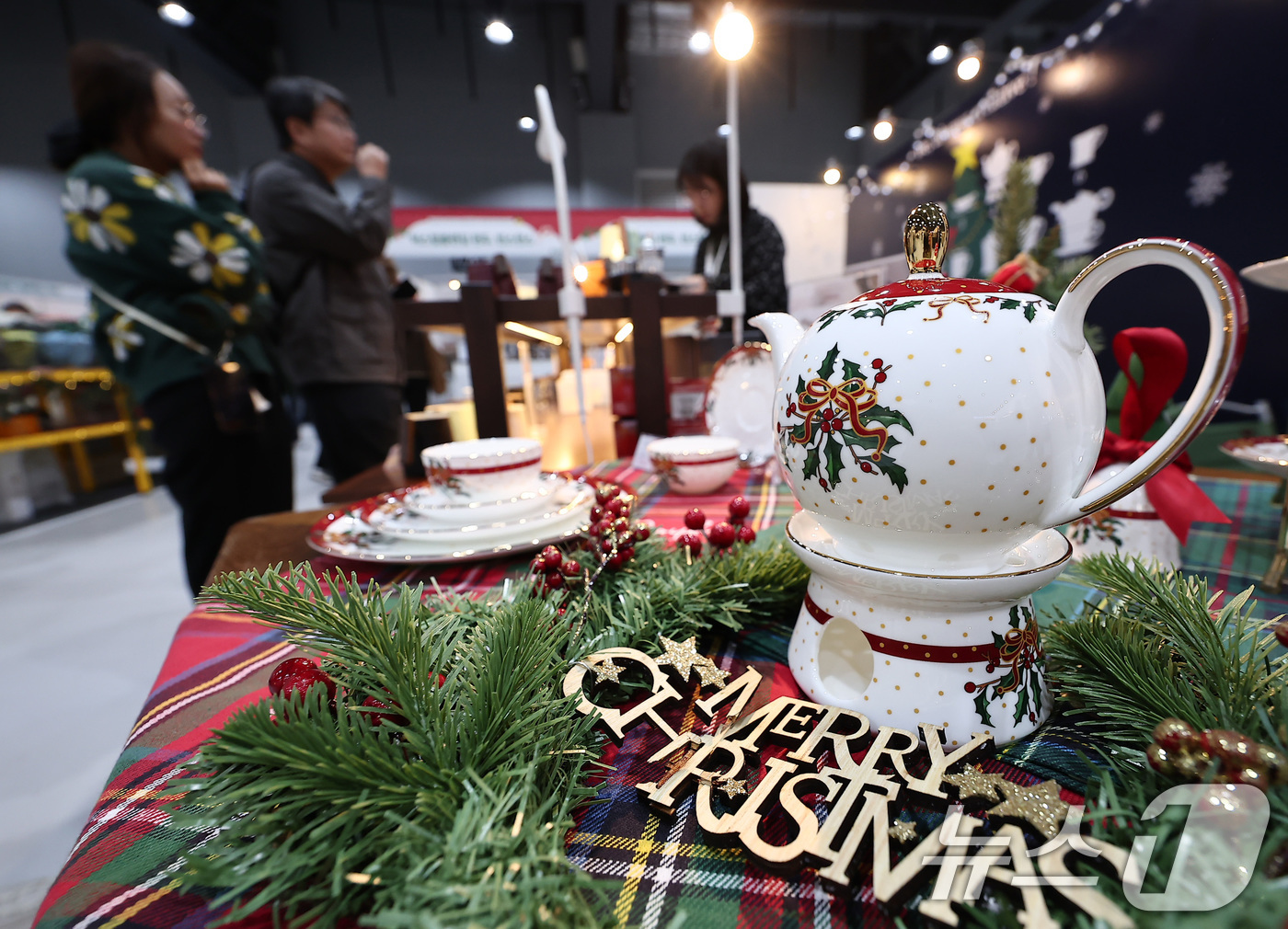 (서울=뉴스1) 김성진 기자 = 11일 서울 강서구 코엑스 마곡에서 열린 2025 서울 카페&베이커리 페어 in 마곡을 찾은 관람객들이 전시장을 둘러보고 있다. 2025.12.11 …