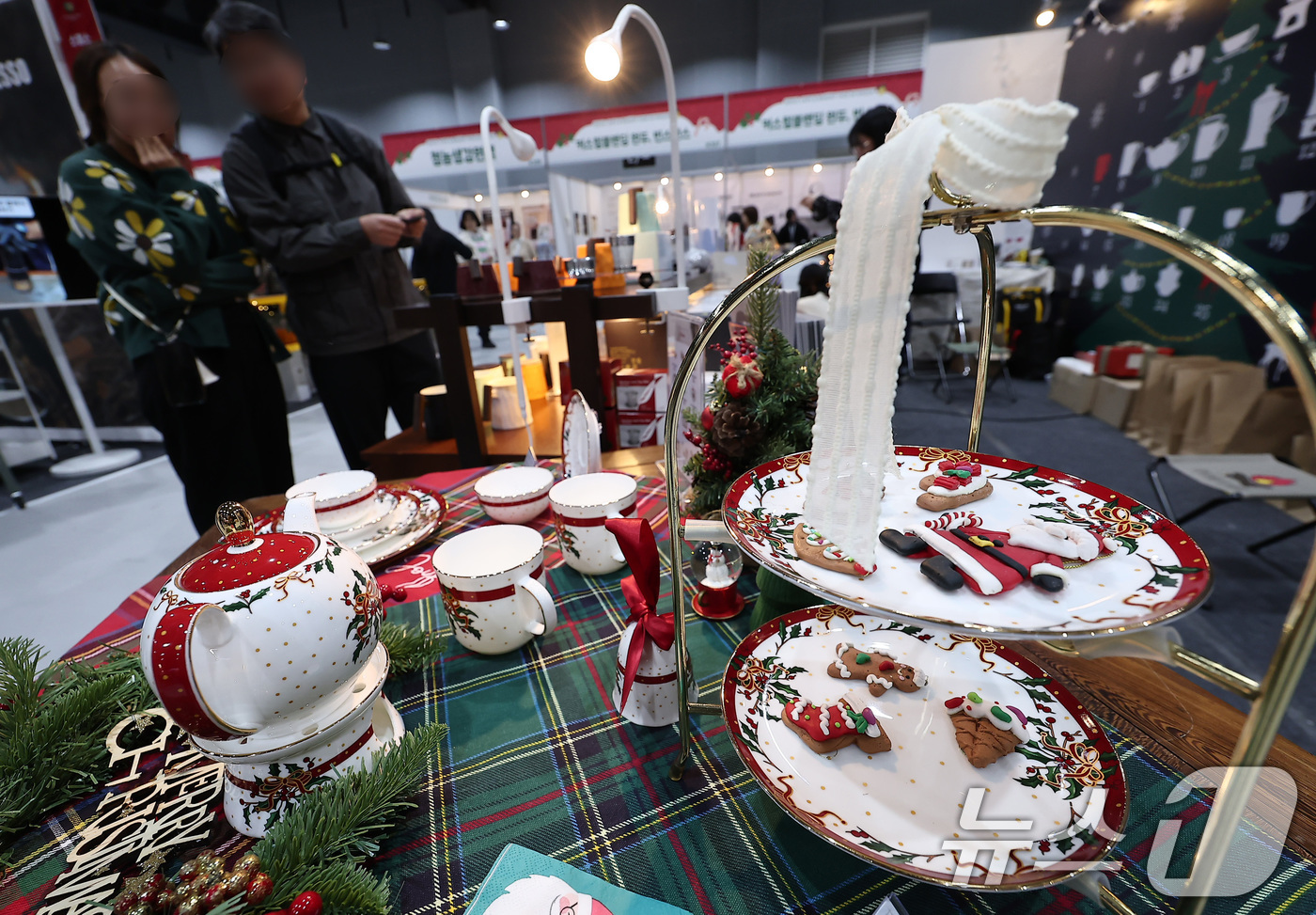 (서울=뉴스1) 김성진 기자 = 11일 서울 강서구 코엑스 마곡에서 열린 2025 서울 카페&베이커리 페어 in 마곡을 찾은 관람객들이 전시장을 둘러보고 있다. 2025.12.11 …