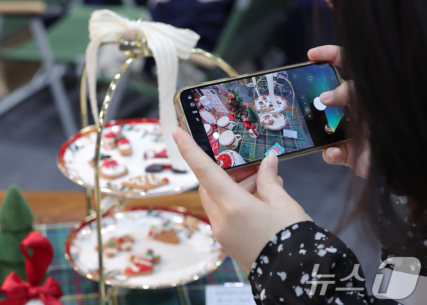 (서울=뉴스1) 김성진 기자 = 11일 서울 강서구 코엑스 마곡에서 열린 2025 서울 카페&베이커리 페어 in 마곡을 찾은 한 관람객이 휴대전화로 촬영하고 있다. 2025.12. …