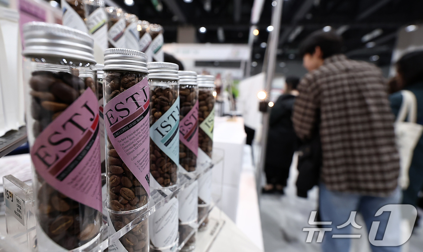 (서울=뉴스1) 김성진 기자 = 11일 서울 강서구 코엑스 마곡에서 열린 2025 서울 카페&베이커리 페어 in 마곡을 찾은 관람객들이 전시장을 둘러보고 있다. 2025.12.11 …