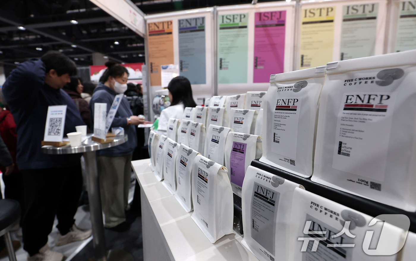(서울=뉴스1) 김성진 기자 = 11일 서울 강서구 코엑스 마곡에서 열린 2025 서울 카페&베이커리 페어 in 마곡을 찾은 관람객들이 전시장을 둘러보고 있다. 2025.12.11 …