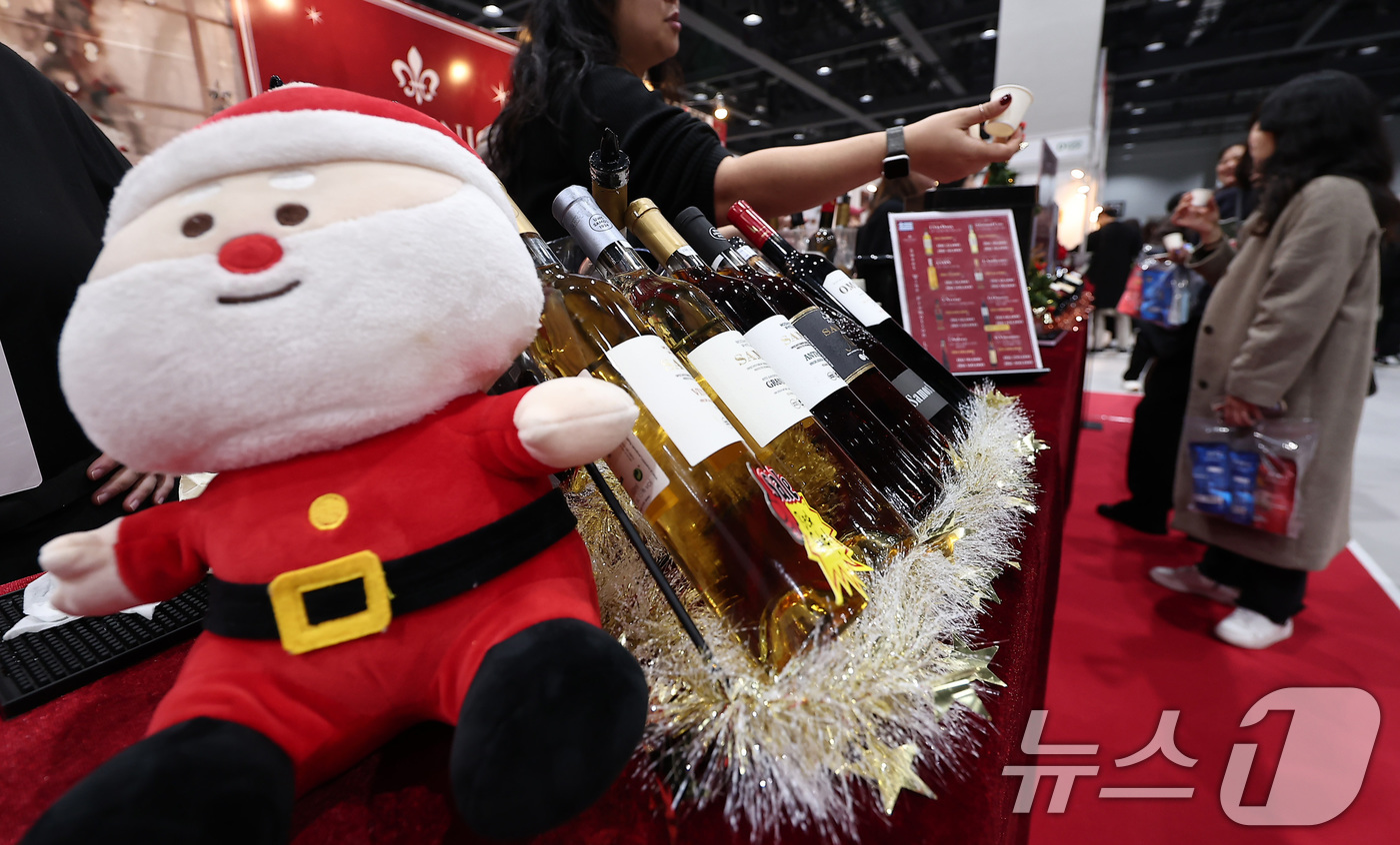 (서울=뉴스1) 김성진 기자 = 11일 서울 강서구 코엑스 마곡에서 열린 2025 서울 카페&베이커리 페어 in 마곡을 찾은 관람객들이 전시장을 둘러보고 있다. 2025.12.11 …