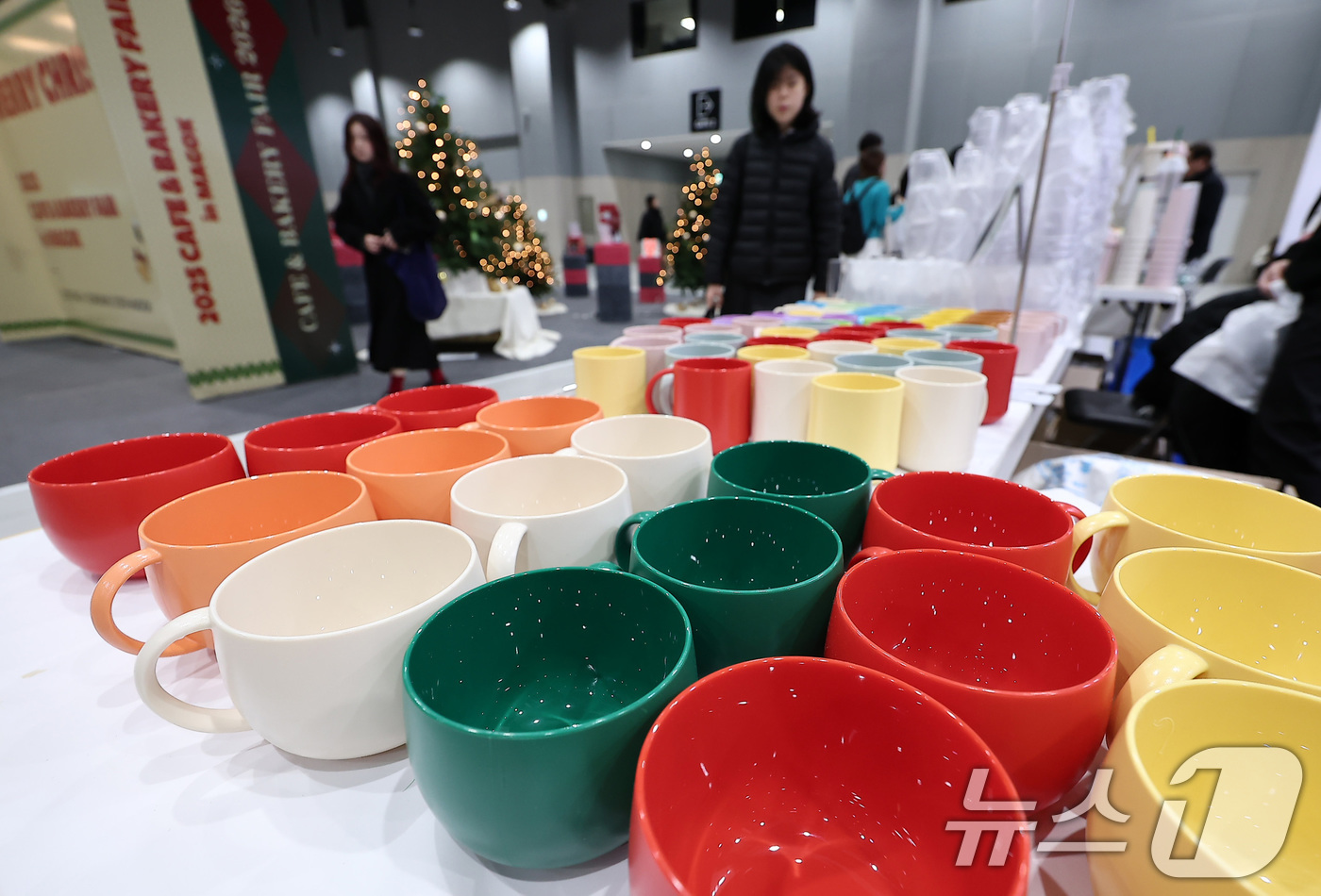 (서울=뉴스1) 김성진 기자 = 11일 서울 강서구 코엑스 마곡에서 열린 2025 서울 카페&베이커리 페어 in 마곡을 찾은 관람객들이 전시장을 둘러보고 있다. 2025.12.11 …