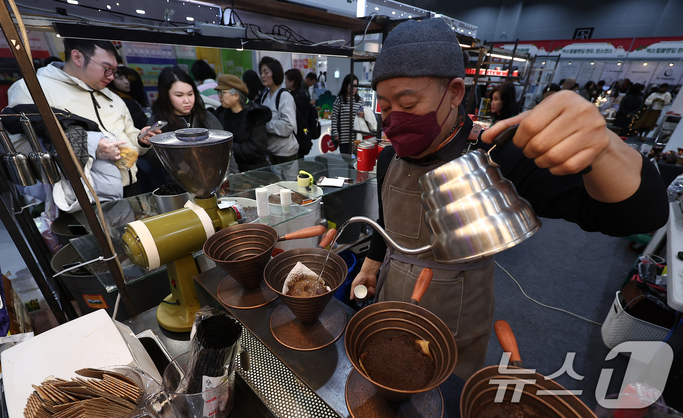 (서울=뉴스1) 김성진 기자 = 11일 서울 강서구 코엑스 마곡에서 열린 2025 서울 카페&베이커리 페어 in 마곡에서 한 관계자가 핸드드립 커피를 내리고 있다. 2025.12. …