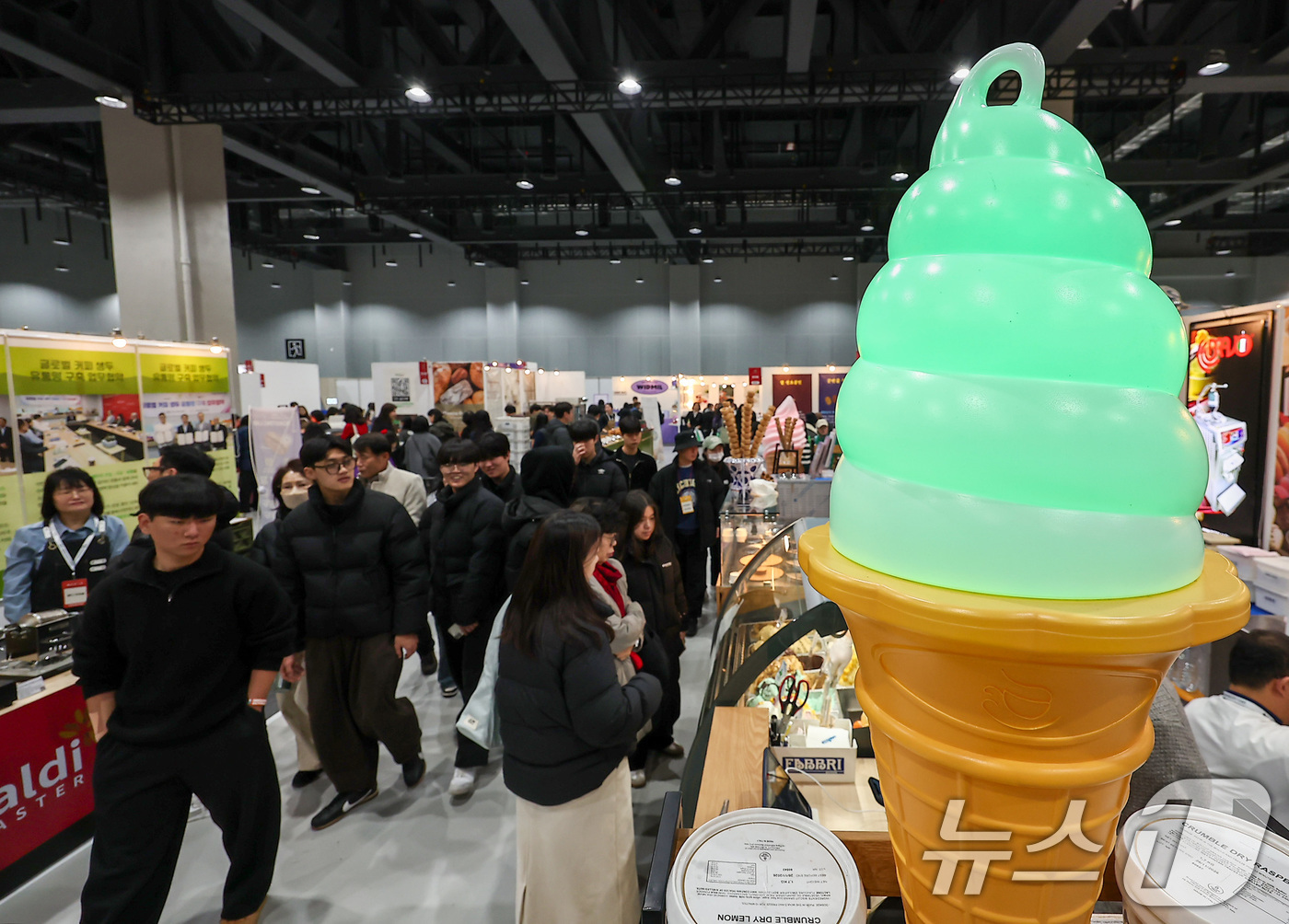 (서울=뉴스1) 김성진 기자 = 11일 서울 강서구 코엑스 마곡에서 열린 2025 서울 카페&베이커리 페어 in 마곡을 찾은 관람객들이 전시장을 둘러보고 있다. 2025.12.11 …