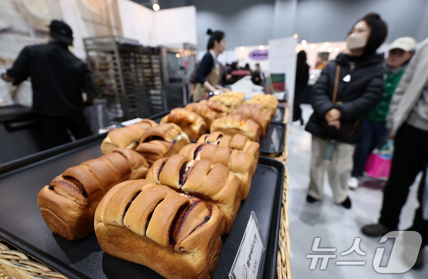 (서울=뉴스1) 김성진 기자 = 11일 서울 강서구 코엑스 마곡에서 열린 2025 서울 카페&베이커리 페어 in 마곡을 찾은 관람객들이 전시장을 둘러보고 있다. 2025.12.11 …