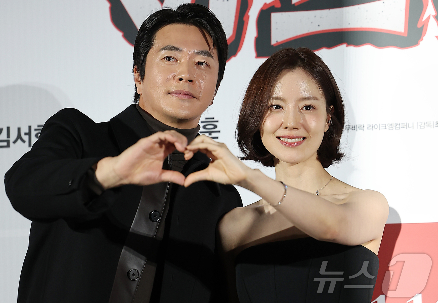 (서울=뉴스1) 김진환 기자 = 배우 권상우와 문채원이 11일 오전 서울 광진구 롯데시네마 건대입구에서 열린 영화 ‘하트맨’ 제작보고회에 참석해 포즈를 취하고 있다.‘하트맨’은 돌 …